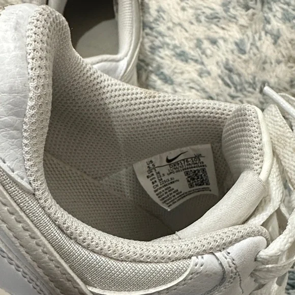 Nike White Low-Top Sneakers with Cream Swoosh - Picture 5 of 6